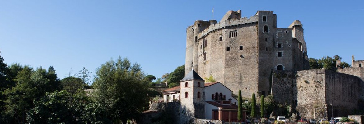 Les personnages du château de Clisson vous guident...